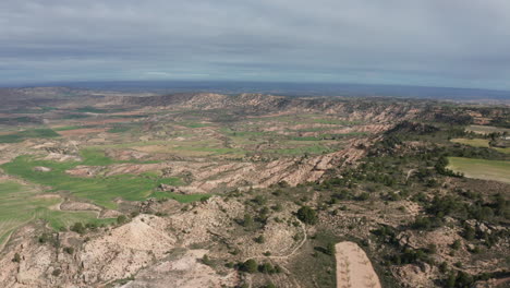 Panoramablick-Auf-Die-Berge-In-Spanien,-Bewölkter-Tag,-Luftaufnahme